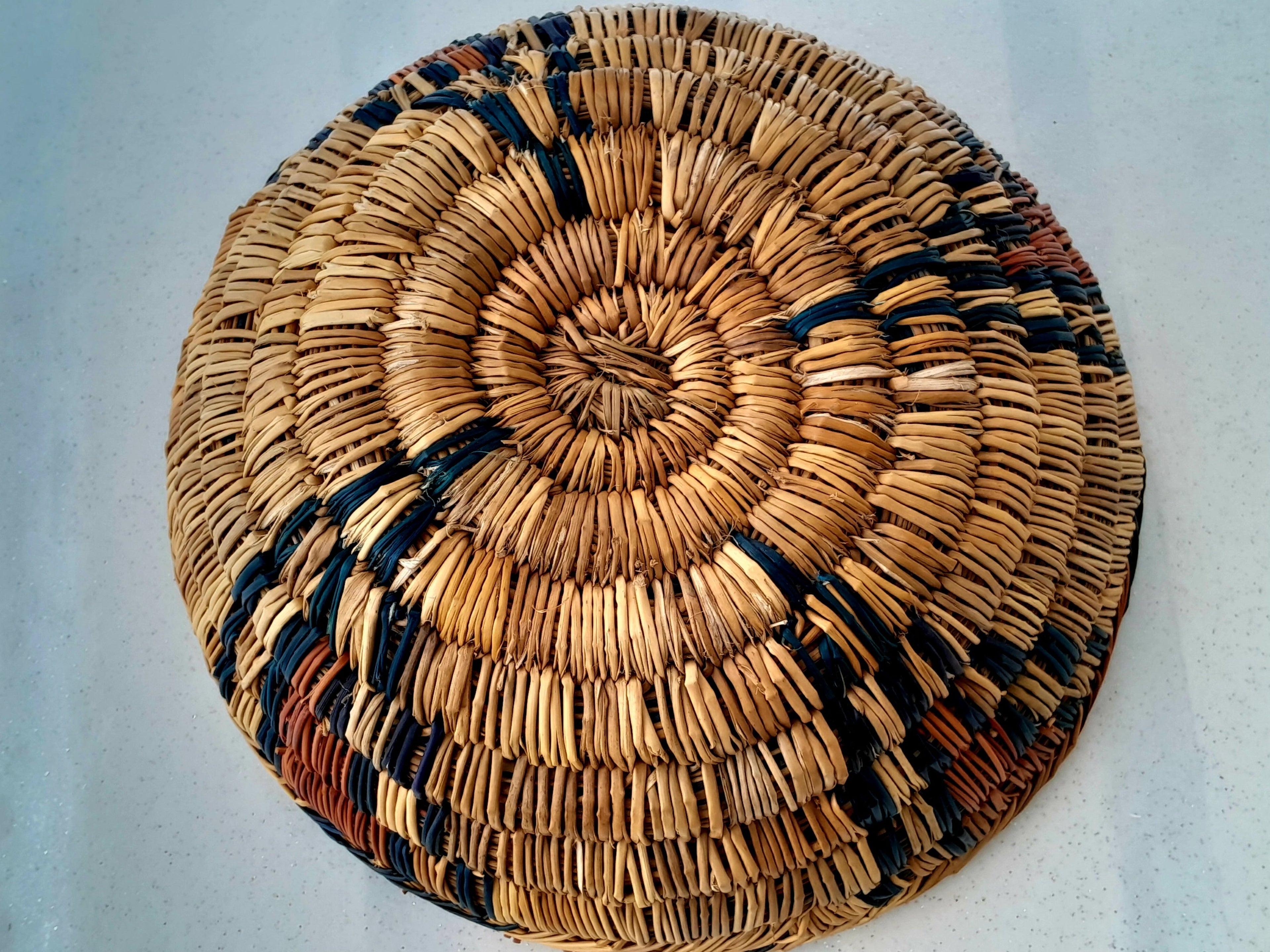 Corbeille artisanale en paille- Ref 060